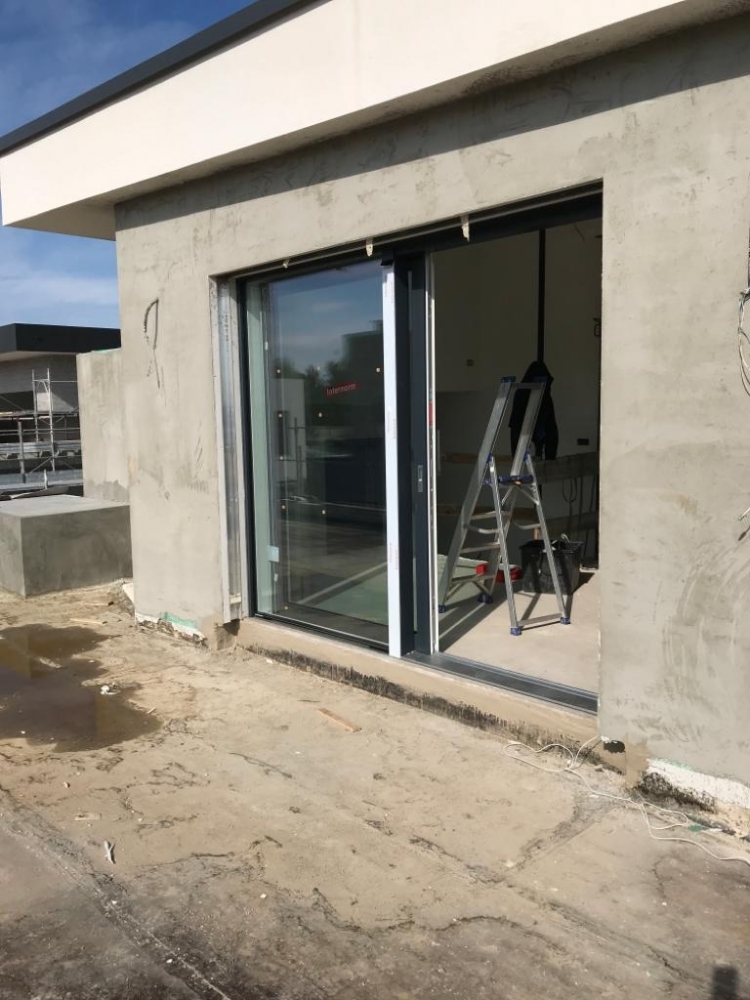 Scorrevoli alzanti in pvc su nuova costruzione