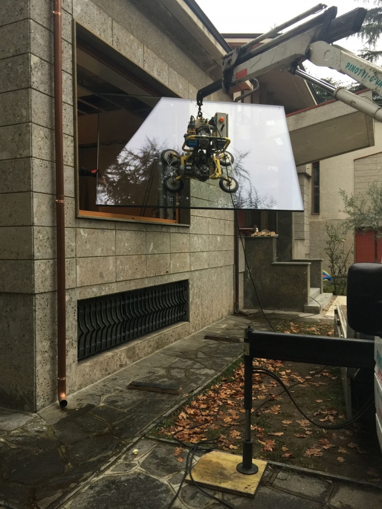 Installazione di vetro di sicurezza su serramento 