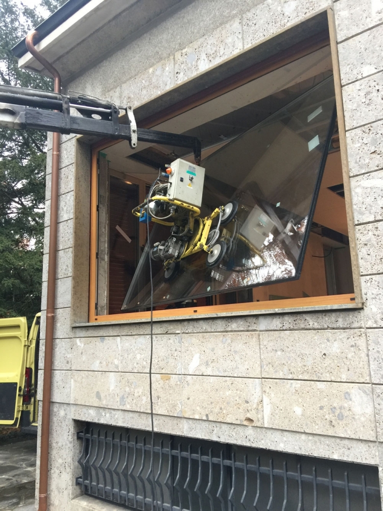 Installazione di vetro di sicurezza su serramento Installazione di vetro di sicurezza su serramento