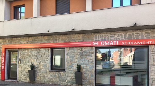 Portoncino di ingresso per immobile commerciale Portoncino di ingresso per immobile commerciale