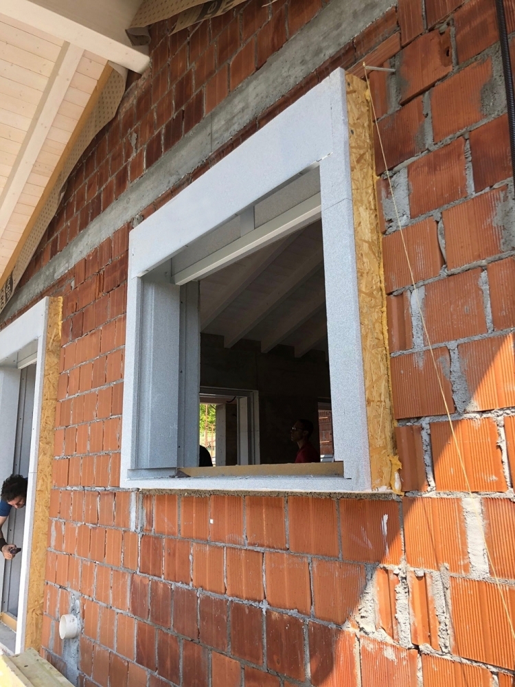 Predisposizione foro su muratura con posa monobloc Predisposizione foro su muratura con posa monobloc