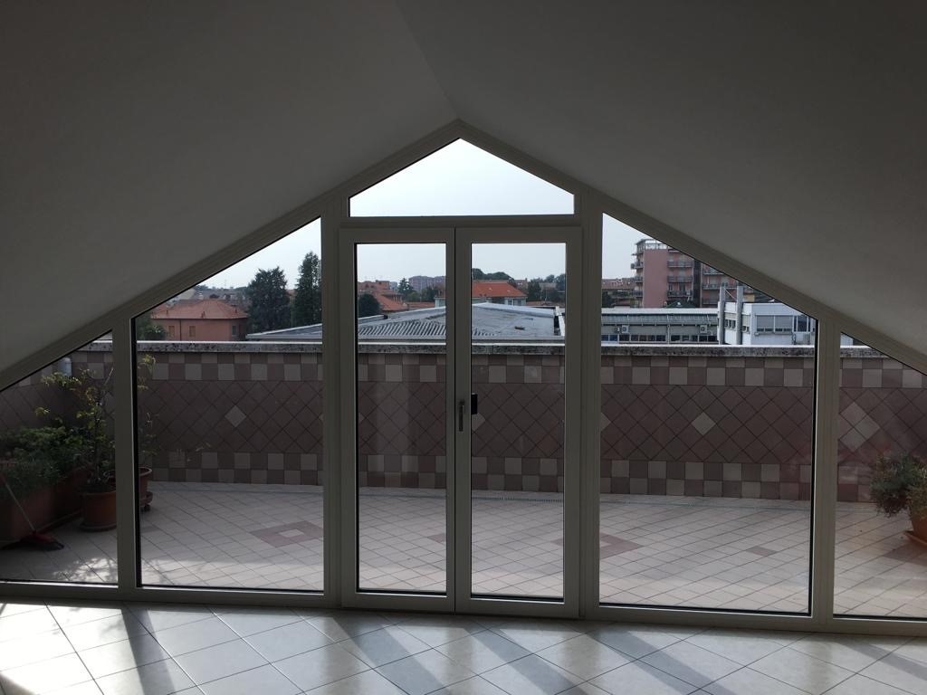Realizzazione vetrata timpano attico settimo piano Realizzazione vetrata timpano attico settimo piano